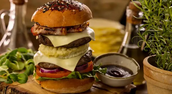 Jak doprawić burger wołowy, aby był soczysty i pełen smaku