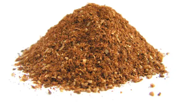 Stos proszku garam masala na białym tle.
