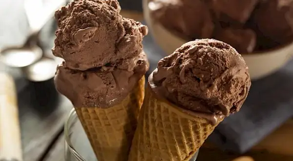 Ile kalorii mają lody czekoladowe? Sprawdź fakty!