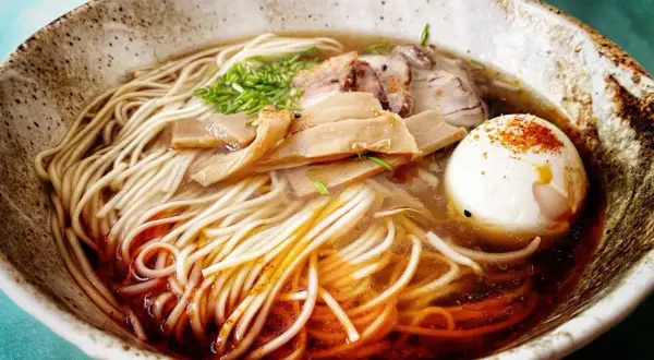 Jak smakuje ramen? Odkryj bogactwo smaków i składników tego dania