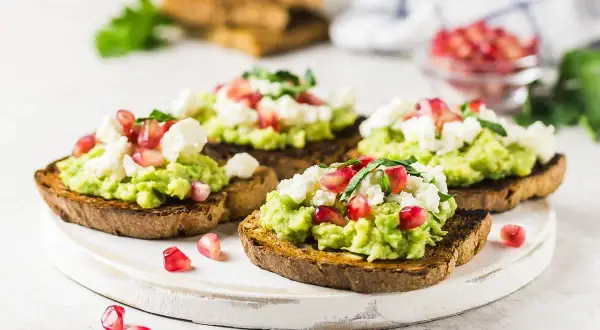 Z czym można jeść guacamole? 10 pysznych pomysłów na przekąski