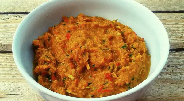 Miseczka z domową pastą curry na drewnianym tle.