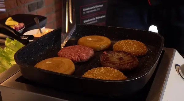 Jak usmażyć hamburgera - unikaj najczęstszych błędów i zaskocz smakiem