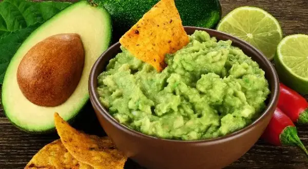 Jak zapobiec ciemnieniu guacamole? Proste sposoby na świeże awokado