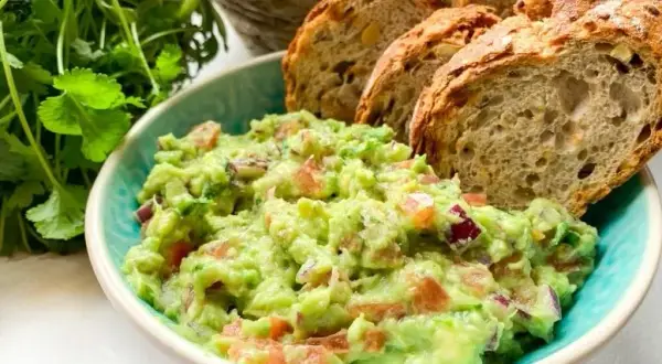 Czy guacamole jest zdrowe? Wszystko o korzyściach i wadach tego dipu