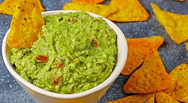 Jak zrobić guacamole do nachos, które zachwyci każdego gościa