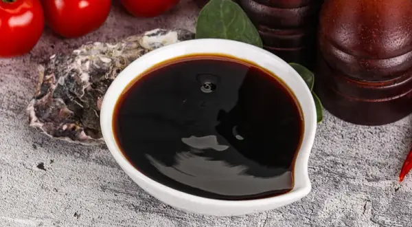 Jaki sos sojowy wybrać? Odkryj różnice między jasnym a ciemnym