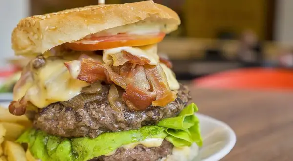 Jak doprawić mięso na hamburgery, aby były soczyste i pełne smaku