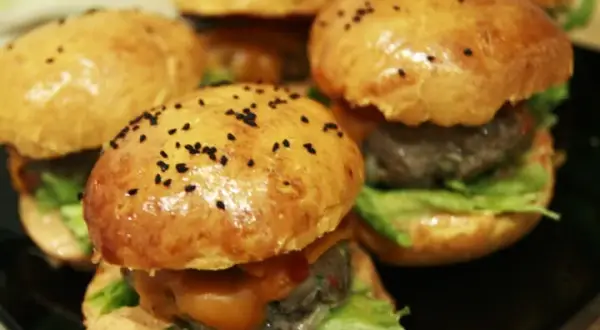 Gdzie kupić mini hamburgery w bułkach? Najlepsze miejsca i porady