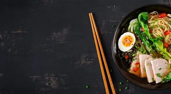 Jak ugotować ramen: prosta receptura na idealny bulion i makaron