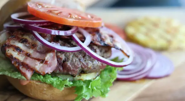 Jak zrobić domowego hamburgera - prosty przepis na pyszny posiłek