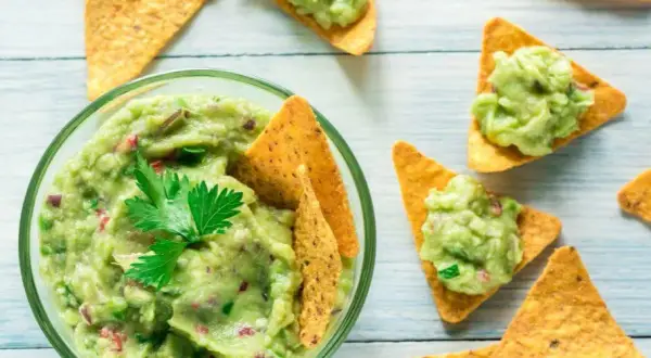 Jak przechowywać guacamole, by nie brązowiało i zachowało świeżość? Sprawdzone metody