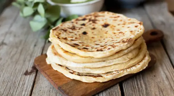 Chlebek naan do czego? Odkryj najlepsze potrawy i sosy do niego