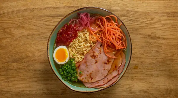 Prosty przepis na ramen z zupki chińskiej – jak zrobić pyszne danie w kilka minut