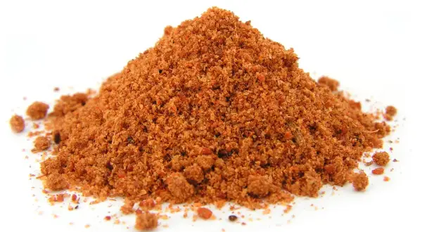 Kupa przyprawy tandoori masala na białym tle.