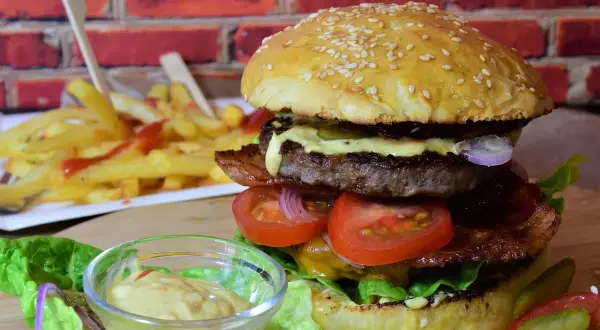Jakie mięso na burgery: najlepsze rodzaje i sekrety soczystości