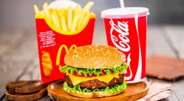 Ile kalorii ma hamburger z McDonalda? Zaskakujące fakty o diecie