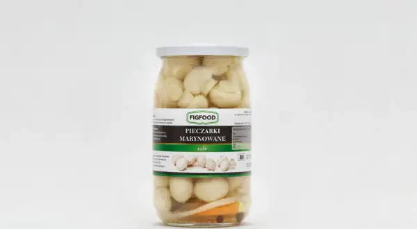 Słoik z marynowanymi pieczarkami marki Figfood, z widocznymi kawałkami warzyw i przypraw.