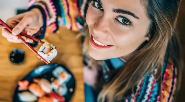 Jak jeść sushi z sosem sojowym, aby uniknąć przesolenia i cieszyć się smakiem