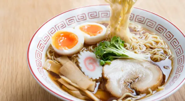 Makaron ramen z czym podać? Odkryj idealne dodatki i buliony