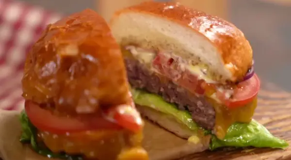 Co to smash burger? Odkryj wyjątkowy smak i technikę przygotowania