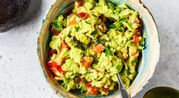 Z czym się je guacamole? Odkryj najlepsze połączenia smakowe