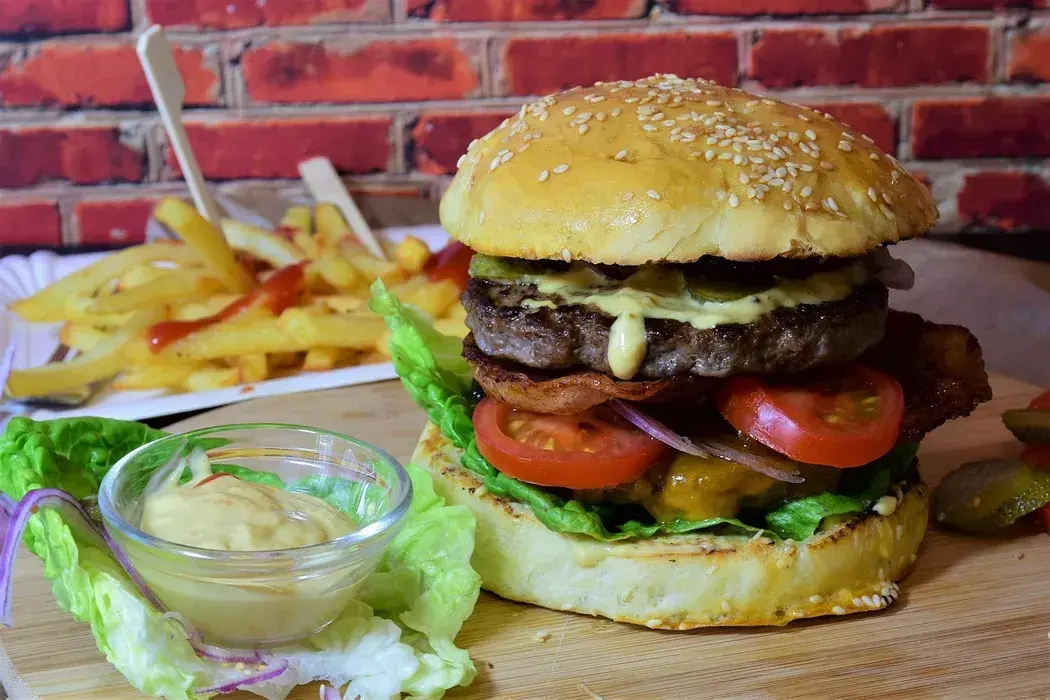 Ile kalorii ma hamburger wołowy? Zaskakujące fakty o jego kaloryczności