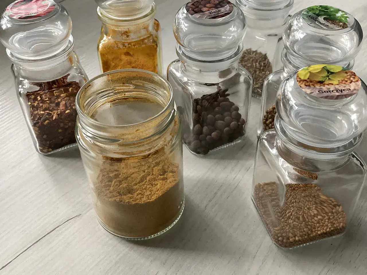 Słoiczki z przyprawami: kurkumą, chili, gorczycą, kolendrą i innymi.