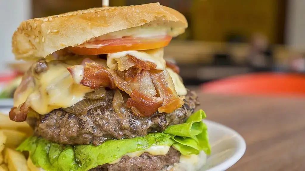 Jak doprawić mięso na hamburgery, aby były soczyste i pełne smaku
