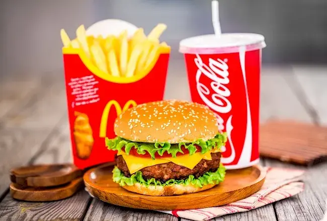 Ile kalorii ma hamburger z McDonalda? Zaskakujące fakty o diecie