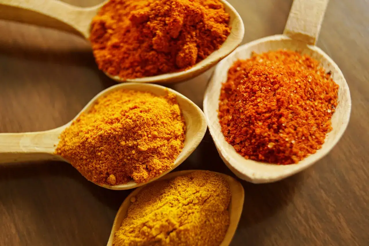 Zdjęcie Czy kurkuma to to samo co curry? Odkryj kluczowe różnice