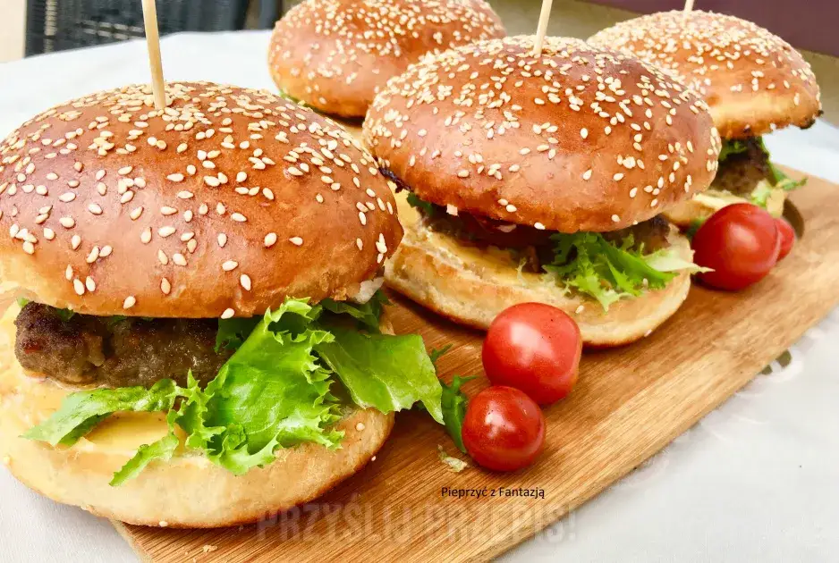 Zdjęcie Co zrobić z bułki do hamburgerów? Proste przepisy i pomysły na dania