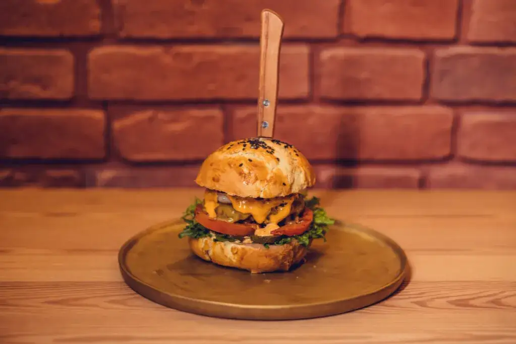 Zdjęcie Ile waży hamburger? Zaskakujące różnice w wadze i kaloriach