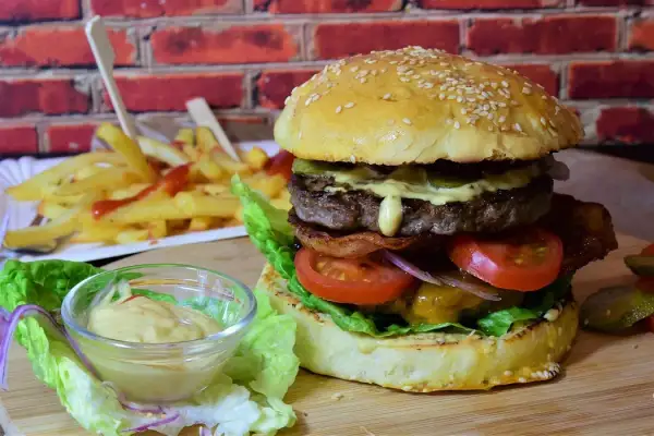 Ile kalorii ma hamburger wołowy? Zaskakujące fakty o jego kaloryczności