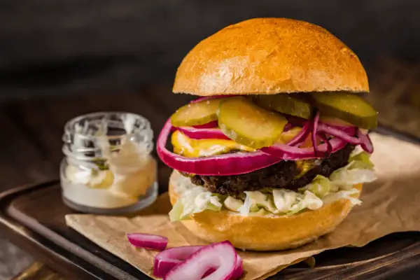 Ile piec hamburgery w piekarniku? Prosty sposób na soczyste i smaczne burgery