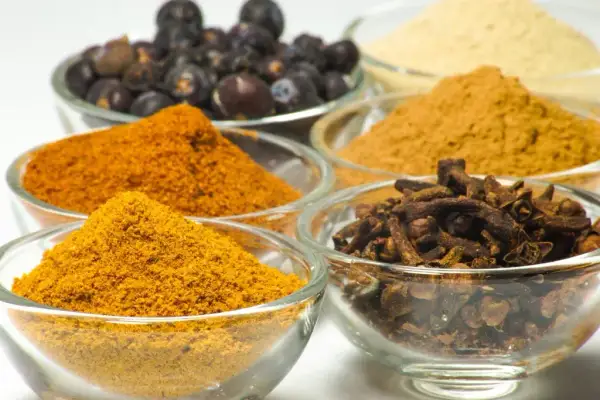 Czy kurkuma to to samo co curry? Odkryj kluczowe różnice