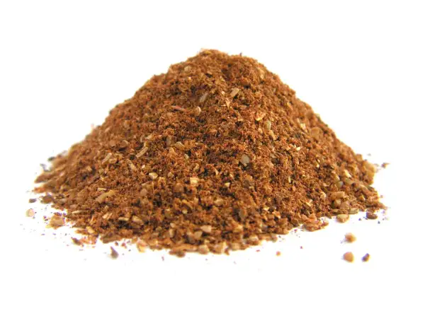 Stos proszku garam masala na białym tle.