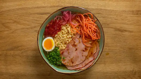 Prosty przepis na ramen z zupki chińskiej – jak zrobić pyszne danie w kilka minut