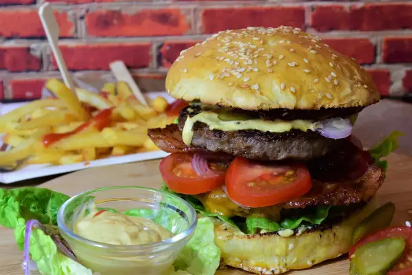 Jakie mięso na burgery: najlepsze rodzaje i sekrety soczystości