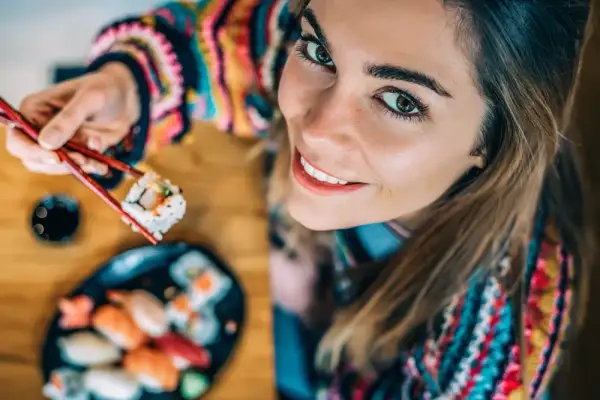 Jak jeść sushi z sosem sojowym, aby uniknąć przesolenia i cieszyć się smakiem
